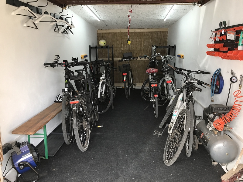 Trockenraum und Unterstellungsmöglichkeit für Fahrräder mit kleiner Werkstatt, E-Bike-Ladestation, Luftkompressor
